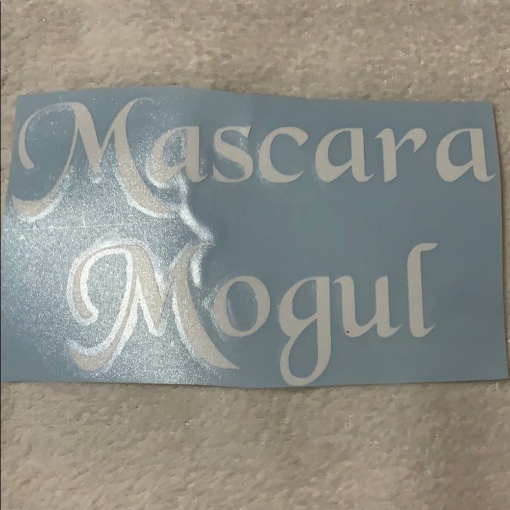 Mascara Mogul window decal